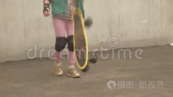 一个小女孩骑在黄色滑板上视频