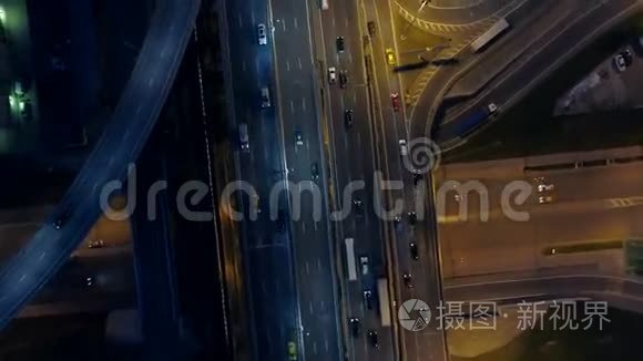 夜间公路道路交叉口系统。 从上面看。