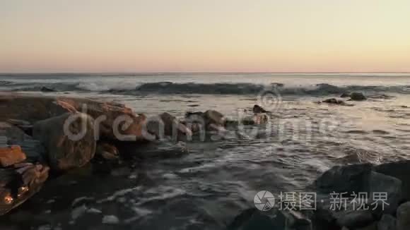 孤独的波浪在石滩上翻滚视频