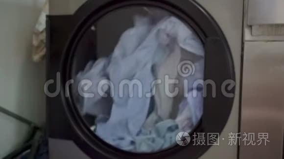 洗衣店配有衬衫的洗衣机视频