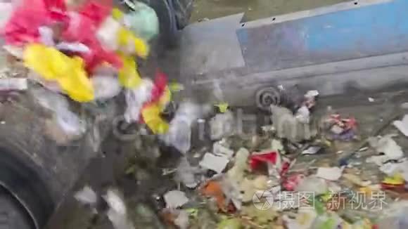 回收厂输送机上的垃圾视频