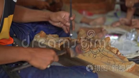 传统木雕工艺大师的特写镜头视频