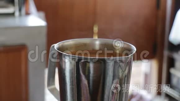 在咖啡馆里煮泰国茶视频