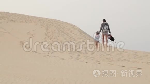 徒步旅行者母女在沙漠中行走视频