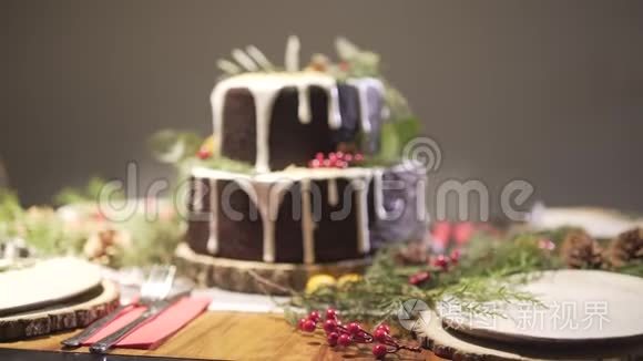 新年前夜，精美的圣诞晚餐桌上姜饼蛋糕在节日气氛中散放