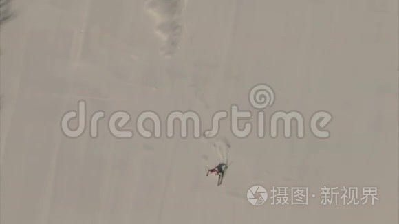两名滑雪运动员的空中视频