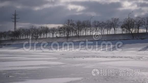 阴天时飘雪视频