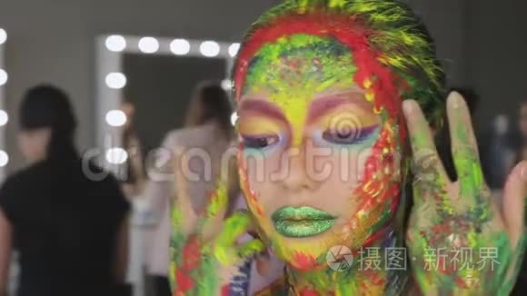 女孩艺术化妆水彩画视频