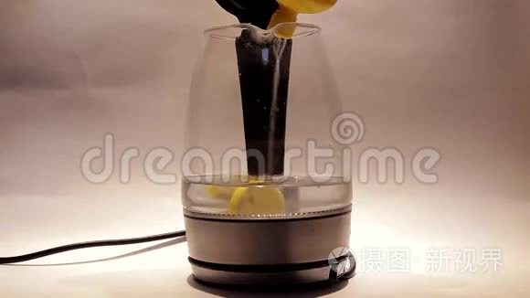 柠檬汁到水壶里视频