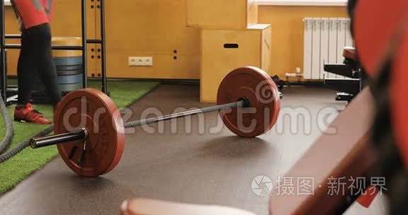 强壮的男人在健身房做杠铃运动