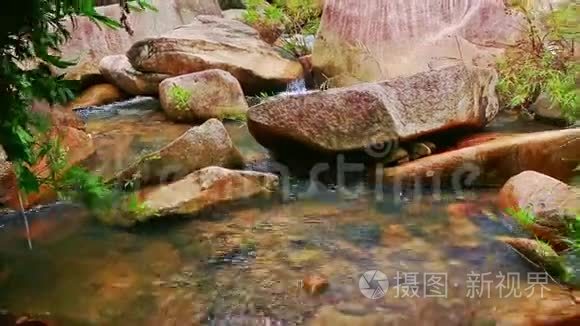 圆形石间小山河透明水视频