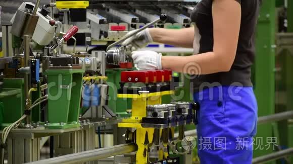 女工人装配汽车发动机视频