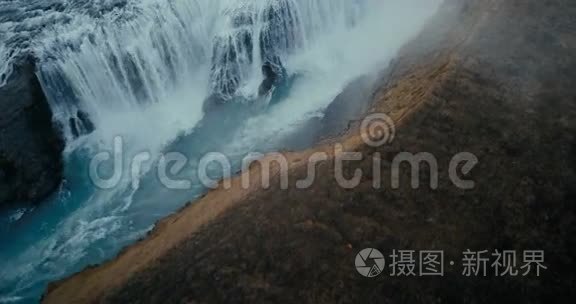 鸟瞰瀑布格尔夫斯在裂缝。 直升机飞过山谷和冰岛的湍流。