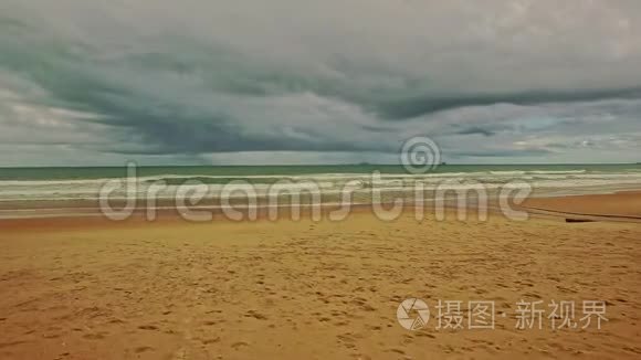 黄沙滩至海浪冲浪运动视频