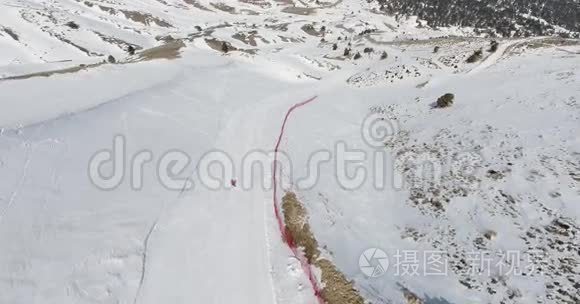 一个人在赛道上制作滑雪板视频