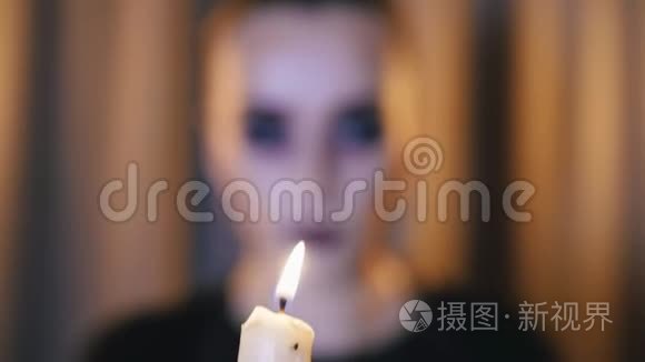 女孩进行神秘的复述视频