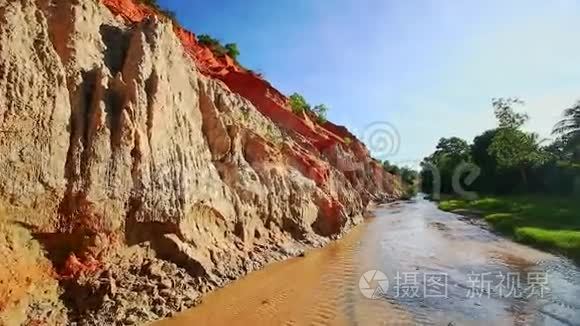 山峦、陡峭的悬崖和青翠的仙溪