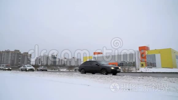 汽车在建筑物的背景下行驶视频