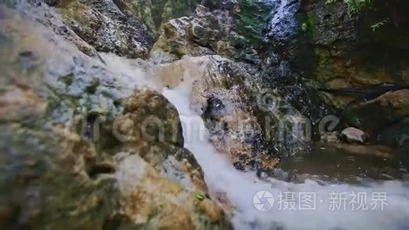 小福米山瀑布流入河流视频