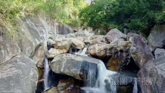 峡谷内石石间近景河瀑布视频