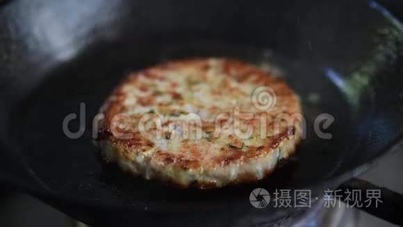 烤架上的牛肉牛排视频