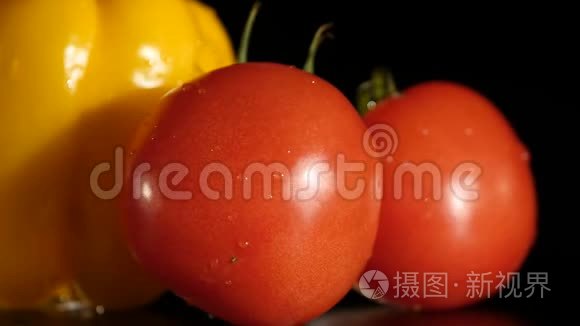黑背景下的黄铃椒和番茄视频