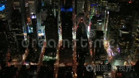 明亮的时代广场灯通过纽约建筑视频