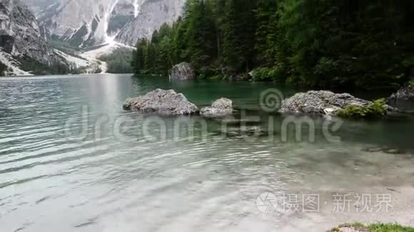 夏日意大利阿尔卑斯山中的山湖