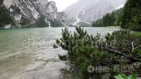 夏日意大利阿尔卑斯山中的山湖