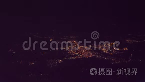 从上面可以看到夜景。 从飞机的窗户到城市的灯光生活方式