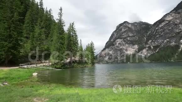 夏日意大利阿尔卑斯山中的山湖