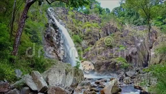 从山河到巨石山到瀑布视频