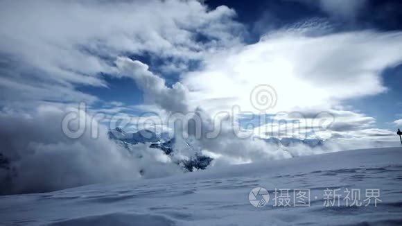 旅游旅行徒步旅行者徒步冬季探险雪兰花