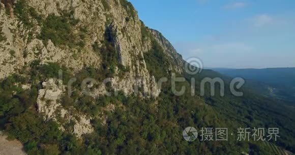 维帕瓦河谷上空覆盖森林的纳诺斯山的空中镜头