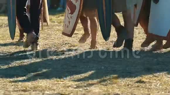 古代士兵奔跑攻击的腿视频的预览图