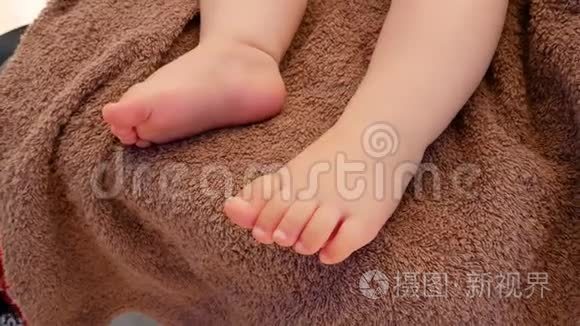 婴儿腿在棕色毯子上