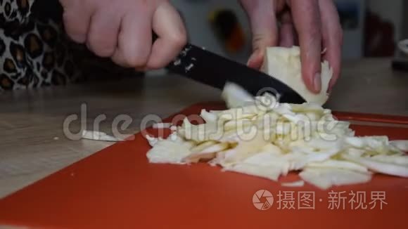 一个女人在切菜板上切白菜视频