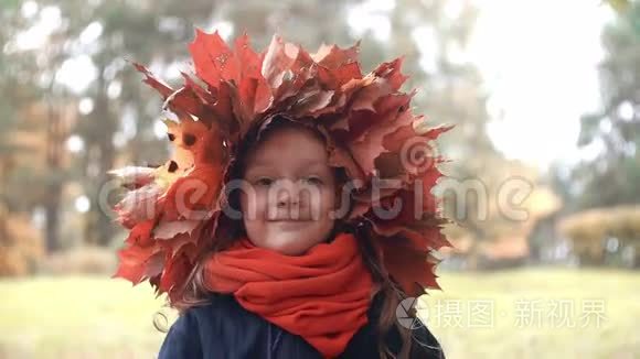 4k张可爱的小女孩的特写照片，她戴着秋枫叶的花环，露出一张滑稽的脸