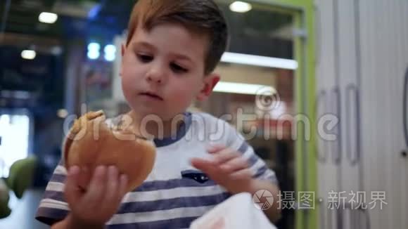 儿童晚餐吃食物，男孩午餐吃薯条和汉堡，男孩吃汉堡和法式