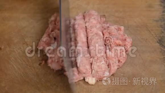 切刀剁成生猪肉剁碎在砧板上视频