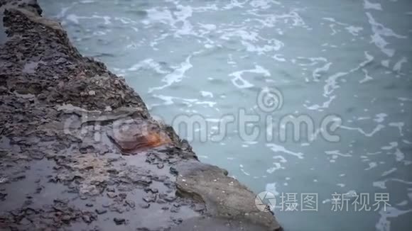 海水被波浪缓慢地冲刷着视频