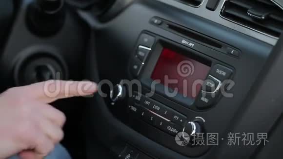 司机调谐收音机在车里