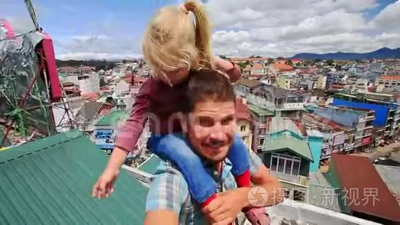 城市屋顶上的父亲小女孩妈妈视频
