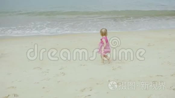 沿着海岸线散步的可爱小女孩视频
