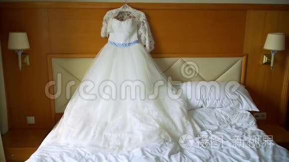 优雅的婚纱躺在酒店房间的床上视频