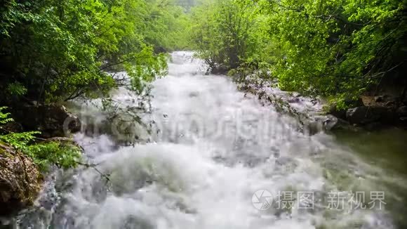 森林里一条危险的暴风雨河