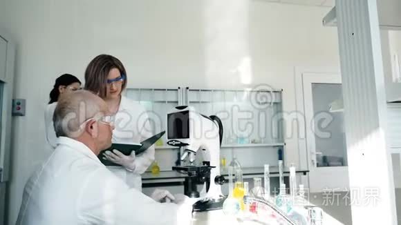 人们用显微镜在临床实验室工作视频