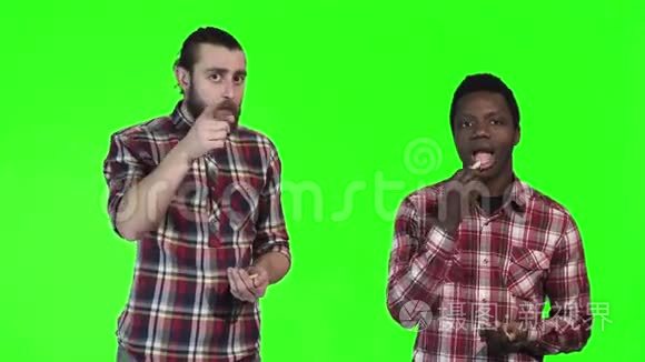 两个男人在绿屏上吃炸薯条视频
