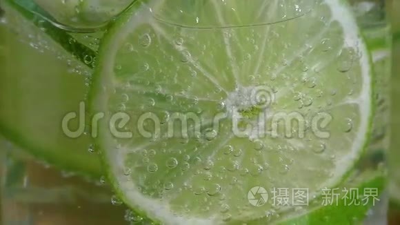 矿泉水苏打和石灰视频