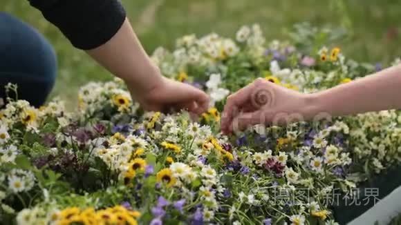 园丁用手在后院种花